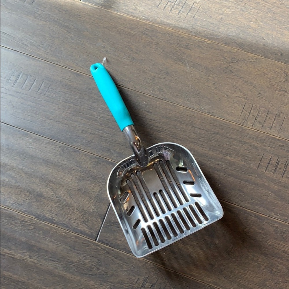 Metal cat litter scoop